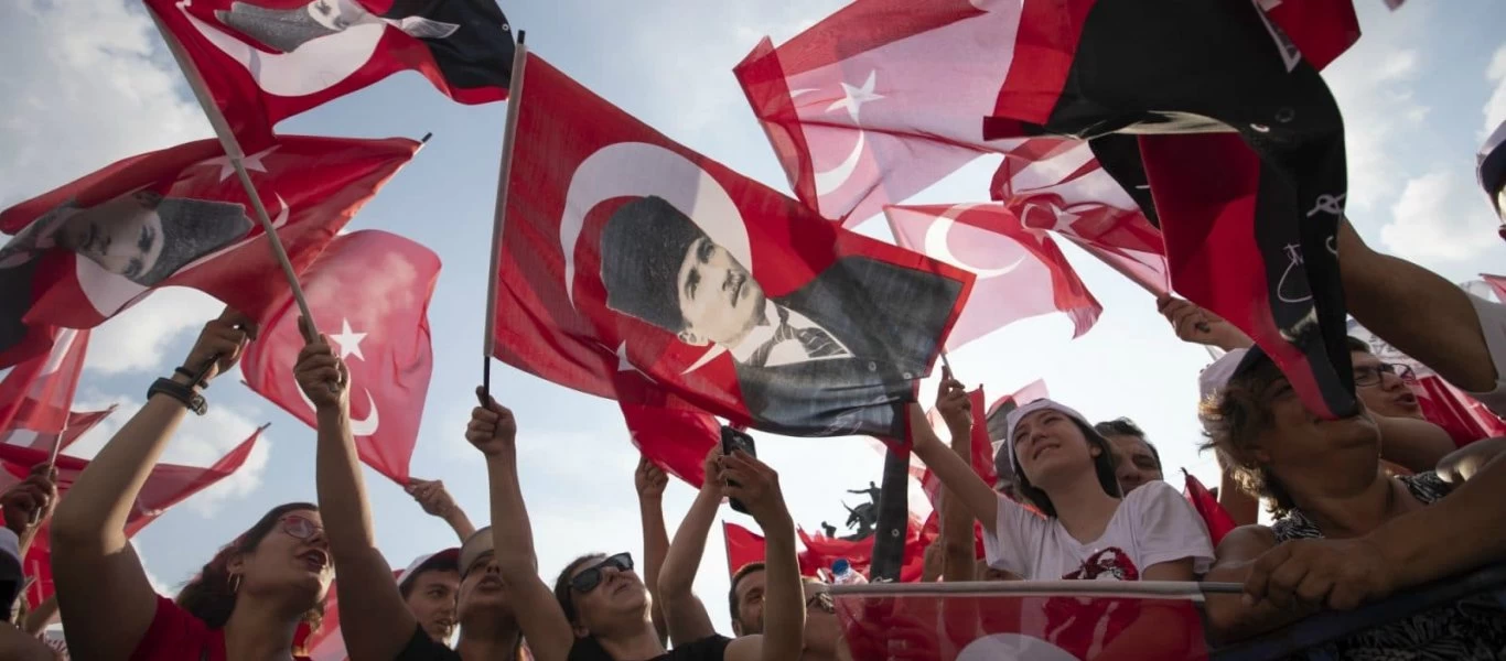 Σμύρνη: Προκλητικό σόου των Γκρίζων Λύκων έξω από το σπίτι του Α.Ωνάση - Πανηγυρίζουν που δεν πουλήθηκε (βίντεο)